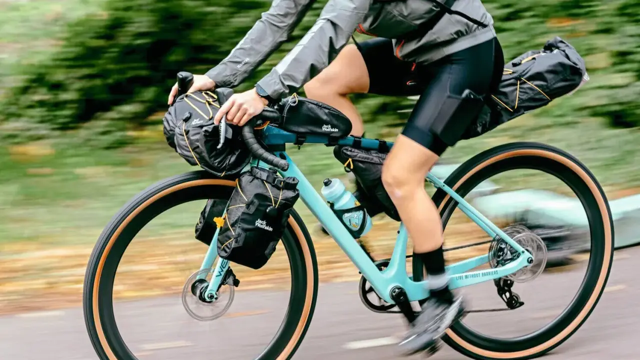 Person auf einem voll beladenen Rennrad für Rennradtouren Deutschland, bereit für das nächste Abenteuer.