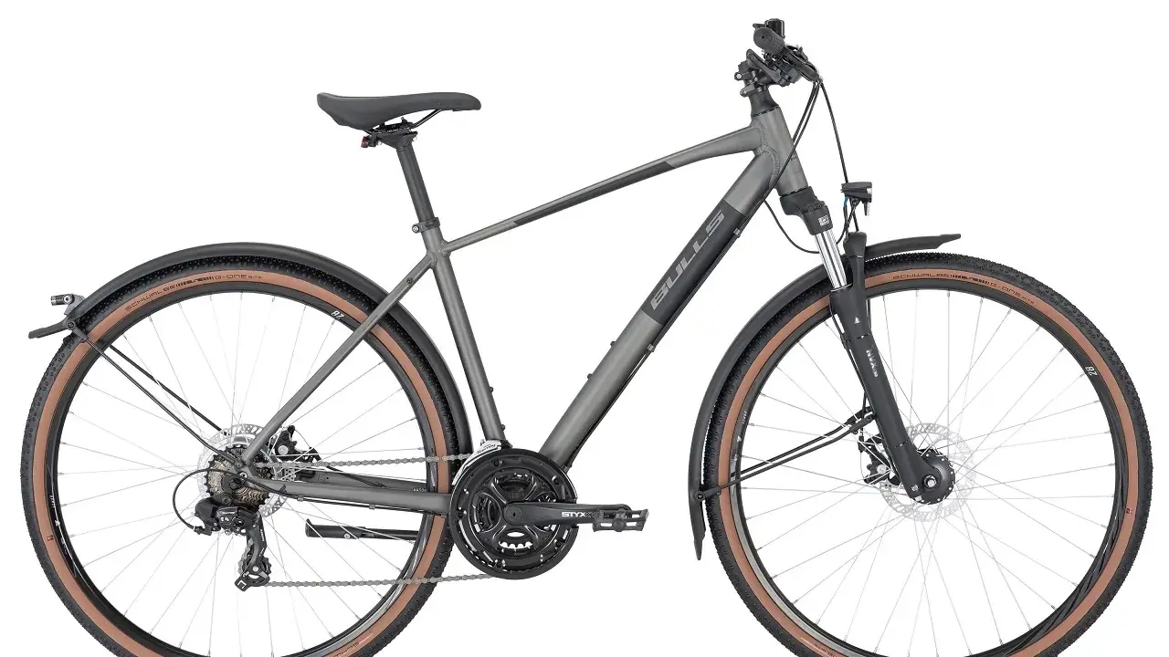 Graues Bulls Crossbike mit Schutzblechen und Federgabel. Ein vielseitiges Fahrrad für Straße und Gelände, das zeigt, was ein Crossbike kann.