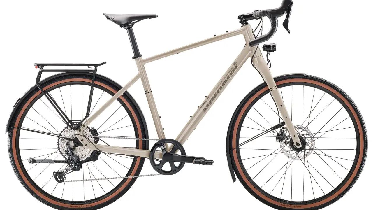 Beiges Diamant Nhomatest Gravelbike mit Gepäckträger und Schutzblechen, bereit für jedes Abenteuer.