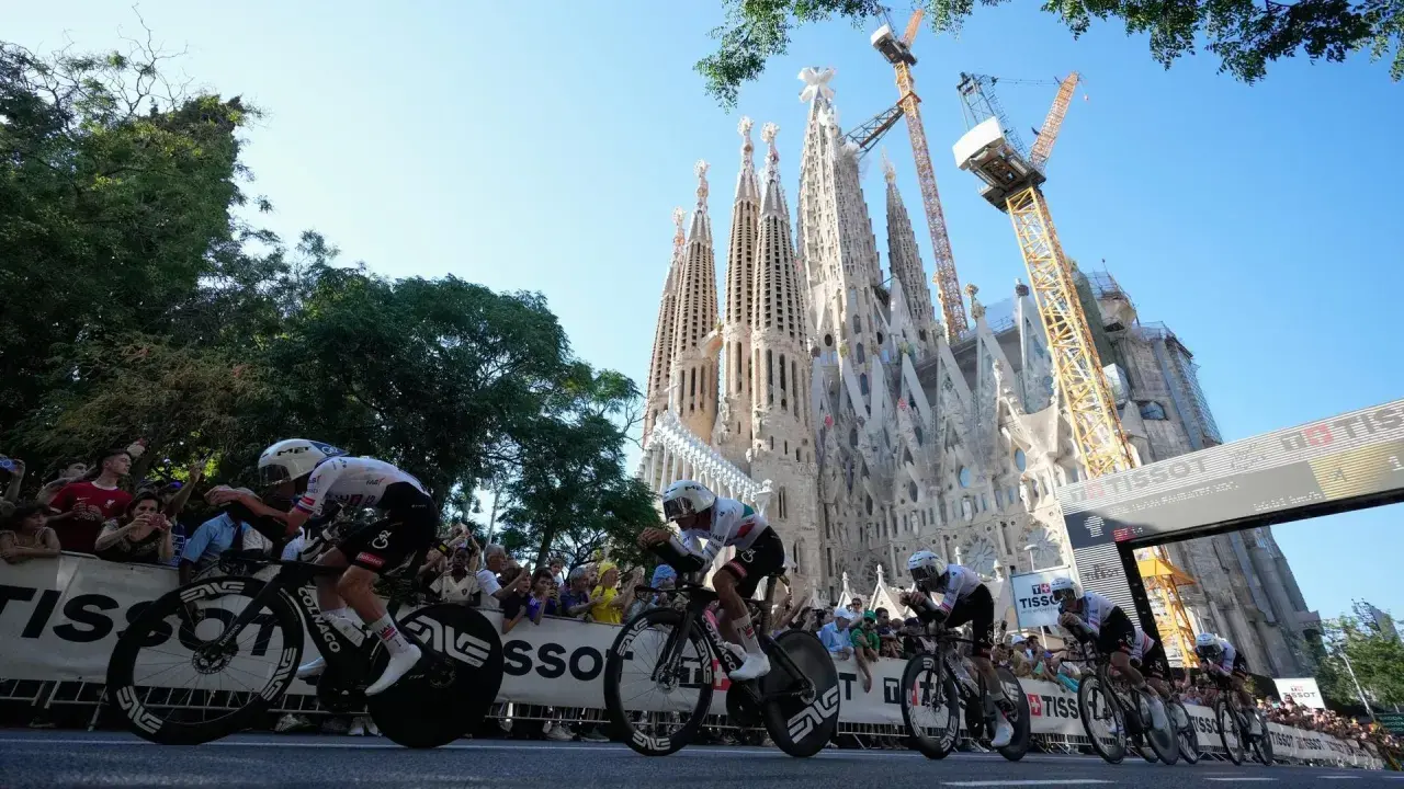 Radfahrer im Zeitfahren vor der Sagrada Familia. Der Tour de France Start in Barcelona ist ein Spektakel.