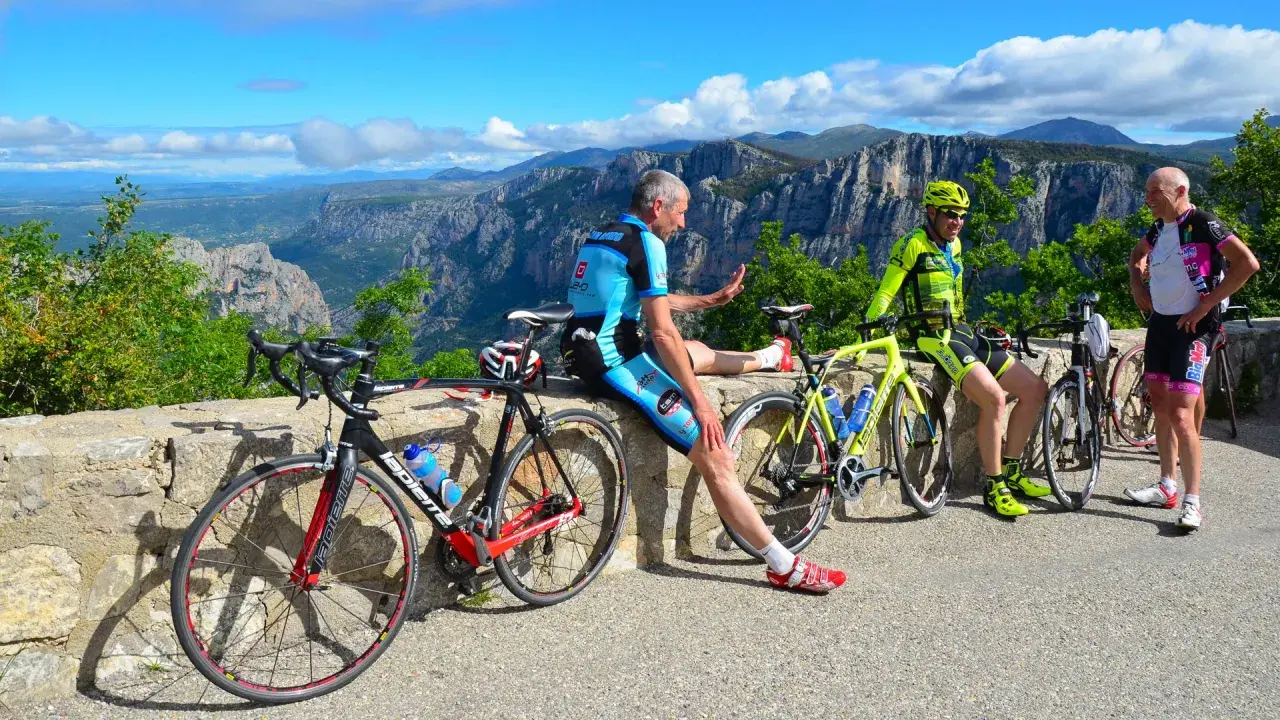 Radfahrer auf der Nizza Route genießen die Aussicht auf die Berge.