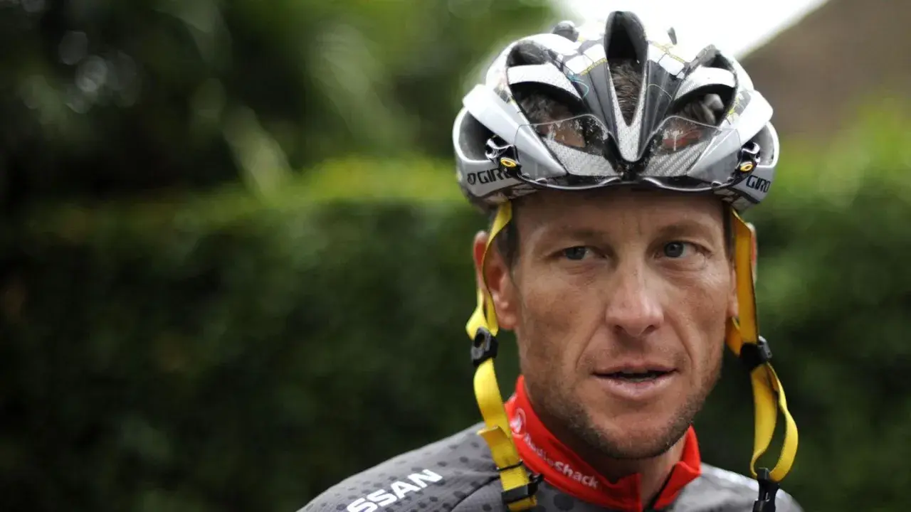 Lance Armstrong, Radsportlegende, dessen Karriere durch Doping überschattet wurde, trägt einen Helm.