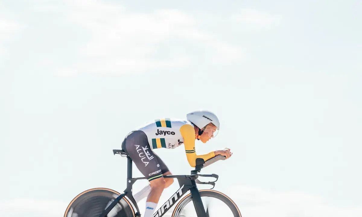 Luke Plapp in voller Fahrt auf seinem Zeitfahrrad, die aerodynamische Haltung perfektioniert.