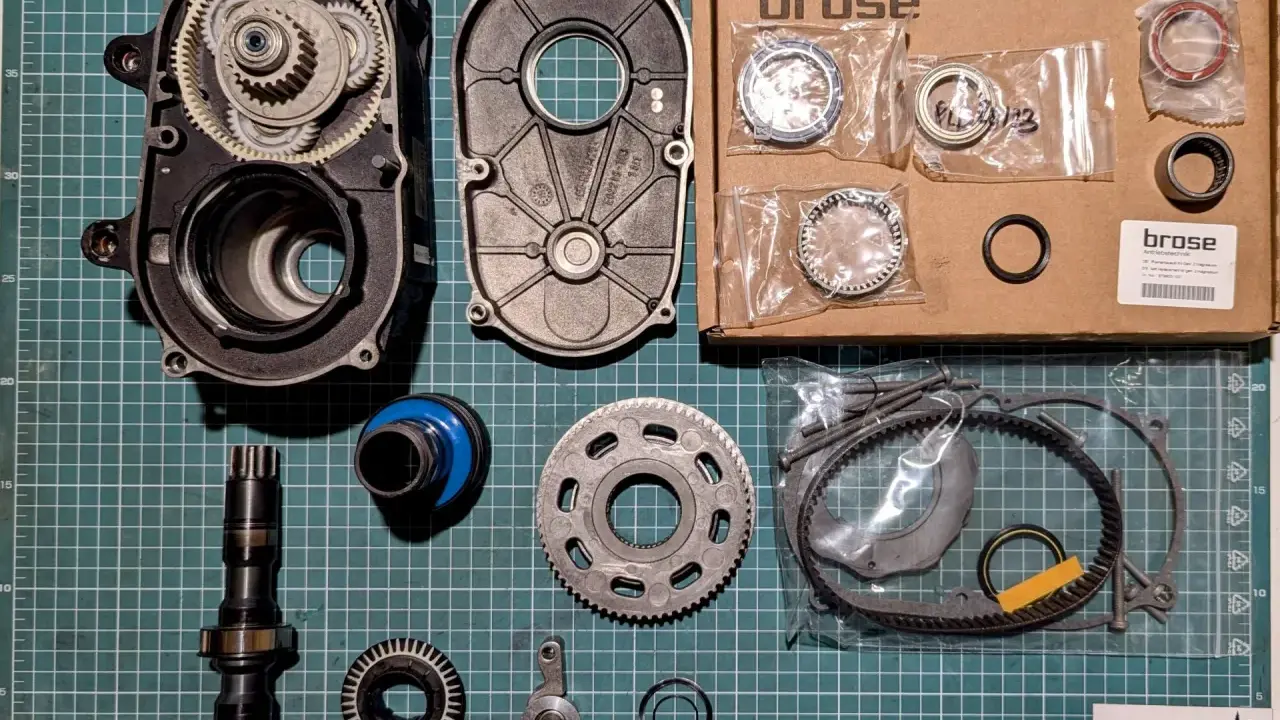Teile für Brose Motor Probleme: Getriebegehäuse, Ritzel, Lager und Zahnriemen.
