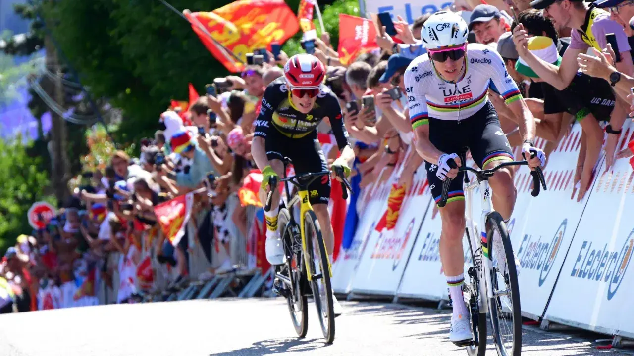 Jonas Vingegaard im Kampf um den Sieg bei der Tour de France, umgeben von jubelnden Fans.