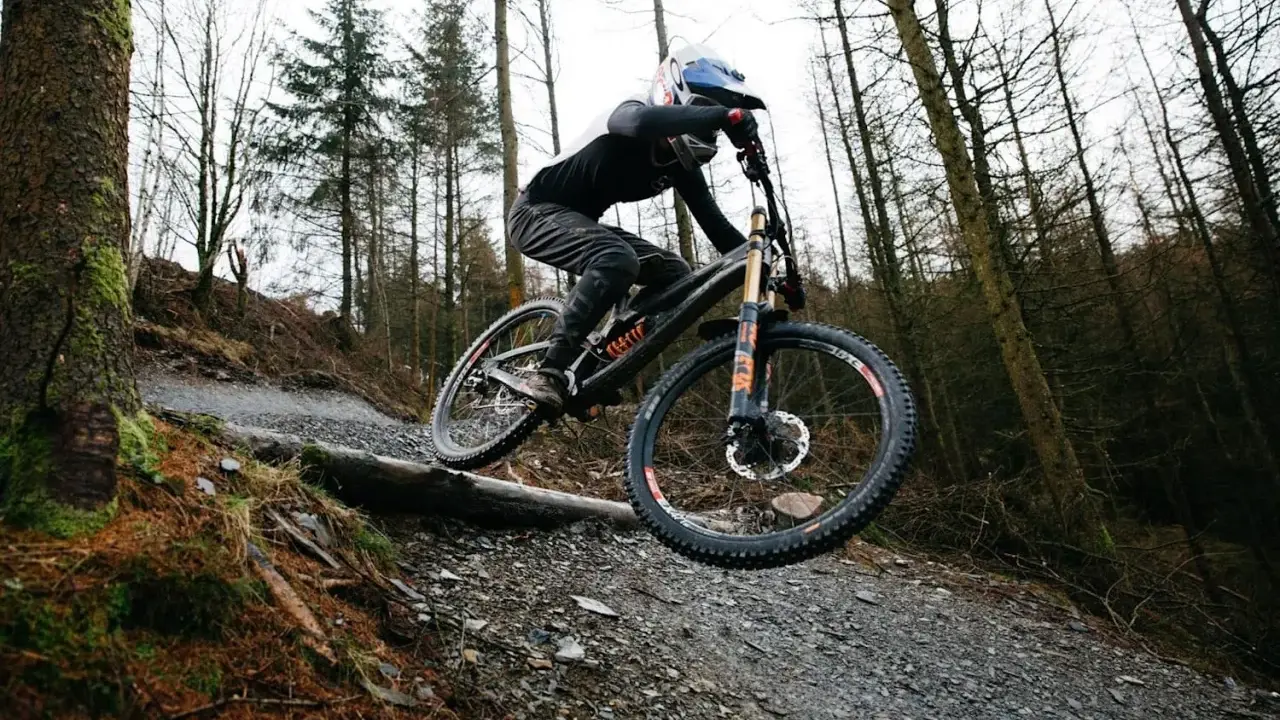 Tahnee Seagrave meistert eine steile Abfahrt im Wald.