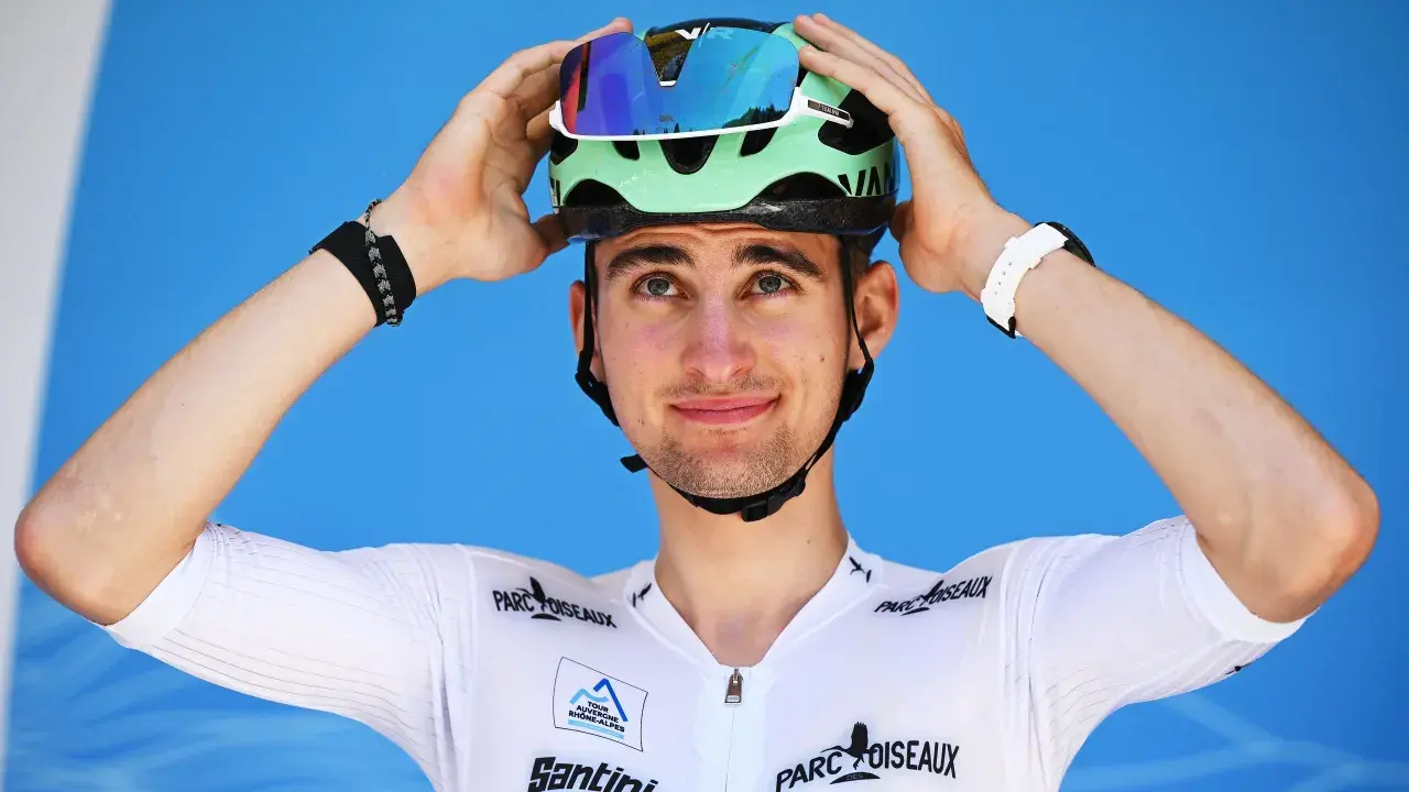 Romain Bardet richtet seinen Helm, bereit für das Rennen.