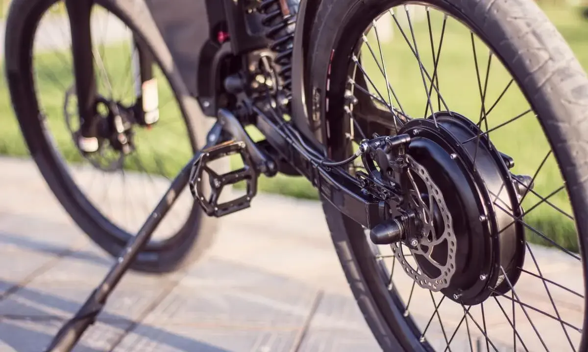 Nahaufnahme des Hinterrads eines E-Bikes mit integriertem e bike hinterradmotor und Scheibenbremse.