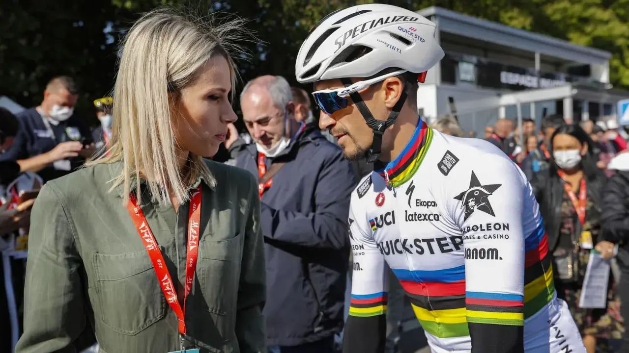 Marion Rousse spricht mit einem Radfahrer im Weltmeistertrikot.