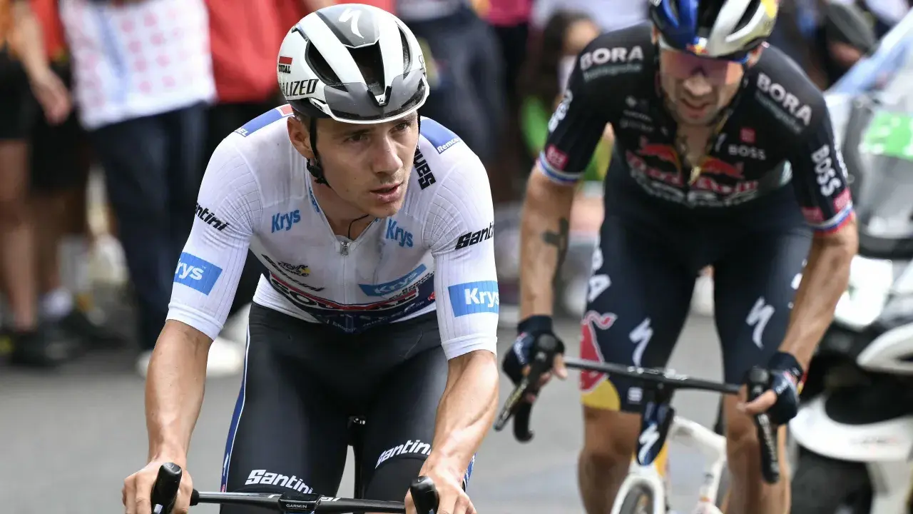 Remco Evenepoel im Rennen, sein Gehalt ist ein Thema, das Fans und Experten gleichermaßen interessiert. Er fährt konzentriert auf seinem Rad.