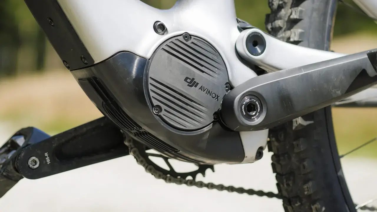 Nahaufnahme des E-Bike-Antriebs mit dem DJI AVINOX Logo.