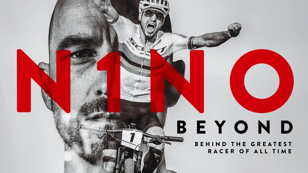 Nino Schurter, der legendäre Mountainbiker, feiert einen Sieg. Großbuchstaben "N1NO" überlagern sein Gesicht und seine Rennszene.
