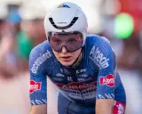 Juri Hollmann im Zeitfahr-Outfit, konzentriert auf der Strecke. Das blaue Trikot mit Alpecin-Logo und die aerodynamische Kopfbedeckung sind gut erkennbar.