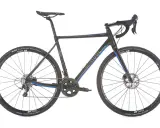 Schwarzes Rose Team DX Cross Rennrad mit blauen Akzenten und Schwalbe Reifen.