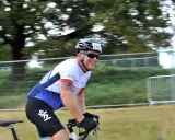 Lächelnder Radfahrer mit Startnummer 1740, trägt Sky-Kleidung. Die RTF-Bedeutung liegt im sportlichen Wettkampf.