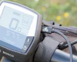 Bosch Purion Display mit Kabel für Handy-Verbindung. Zeigt Geschwindigkeit und Akkustand an.