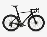 Schwarzes Van Rysel Rennrad mit Zipp Laufrädern, bereit für die Tour de France. Aerodynamisch und leicht.