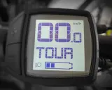 Display eines Cube E-Bikes: Geschwindigkeit 0.0 km/h, Modus TOUR, Akku fast voll. Das Licht ist eingeschaltet.