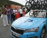Blaues Auto mit Fahrrädern auf dem Dach, bereit für ein Rennen. Auf der Motorhaube steht "PREMIER TECH", ein Zeichen für israelische Spitzentechnologie im Radsport.