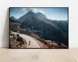 Ein Rennradfahrer bezwingt die Serpentinen der Sa Calobra-Straße auf Mallorca. Majestätische Berge im Hintergrund.
