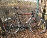 Schwarzes Cube Cross Race Rennrad mit roten Akzenten, bereit für jedes Abenteuer.