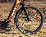 Vorderreifen und Federgabel eines braunen KTM Macina Style E-Bikes. Der Unterschied zwischen dem KTM Macina Style 720 und 730 liegt in den Details.
