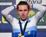Tim Torn Teutenberg mit Medaille und Europasternen auf dem Trikot, Hände im Haar.