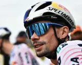 Primož Roglič, Radfahrer mit Helm und Sonnenbrille, bereit für die Tour de France.