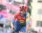 Carlos Verona im roten und blauen Radtrikot mit Lidl-Logo, konzentriert auf dem Rad.
