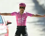 Richard Carapaz feiert mit ausgestreckten Armen einen Sieg.