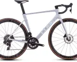 Graues Cube Rennrad mit Scheibenbremsen und braunen Reifen, bereit für den cube litening air test.