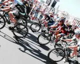 Radprofis auf Rennrad-Strecken in Hamburg, im vollen Renneifer.
