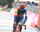 Radfahrer Amanuel Ghebreigzabhier im Lidl-Trikot auf seinem roten Rennrad, konzentriert auf die Strecke.