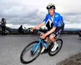 Radfahrer des Movistar Teams in voller Fahrt auf einer Bergstraße.