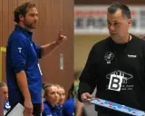 Sebastian Nielsen, Trainer, gibt Anweisungen. Links ein Mann im blauen Shirt, rechts ein Mann im schwarzen Sweatshirt mit Taktiktafel.