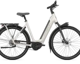 Ein cremefarbenes Gazelle E-Bike mit Gepäckträger und integriertem Licht. Die Marke Gazelle ist eine der vielen Fahrradmarken alphabetisch sortiert.