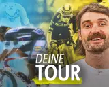 Ein Mann mit Schnurrbart lächelt, im Hintergrund Radfahrer bei einer Rennrad Mehrtagestour.