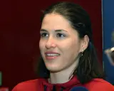 Marie Schreiber lächelt in die Kamera, ihr roter Hoodie ist sichtbar.
