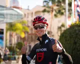 Marco Brenner, Radsportler im Tudor-Trikot, gibt Daumen hoch.