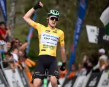 Radfahrer Paul Seixas jubelt im gelben Trikot.
