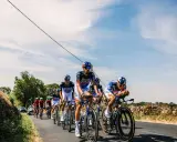 Radfahrer des Bora-hansgrohe Teams auf der Straße, bereit für den nächsten Renntag nach dem Tour de France Ruhetag.