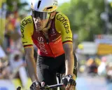 Radfahrer Emanuel Buchmann im Cofidis-Trikot, kämpft sich durch. Sein Gehalt ist ein Thema, das Fans interessiert.