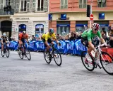 Radsport Paris-Nizza: Radfahrer im Rennen, Zuschauer jubeln am Straßenrand in Nizza.