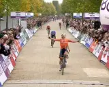 Radfahrer jubelt am Ende eines Gravel-Rennens, die Menge tobt. Die gravel wm ergebnisse sind spannend!