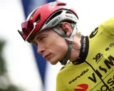 Jonas Vingegaard, jung und fokussiert, trägt seinen roten Giro-Helm und das gelbe Visma-Trikot.