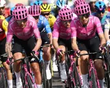 Radfahrer im pinken Trikot mit "Education First Team" Aufdruck, konzentriert auf der Strecke.