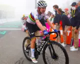 Annemiek van Vleuten, im Regenbogentrikot, kämpft sich durch den Nebel.