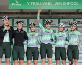 Sechs Radfahrerinnen des Lifeplus Teams stehen auf einem Podium, einige winken.