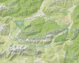Eine MTB-Tour-Route schlängelt sich durch die beeindruckende Berglandschaft von Garmisch-Partenkirchen, vorbei an Gipfeln wie Zugspitze und Alpspitze.
