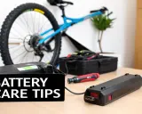 Zwei Akkus für E-Bikes liegen bereit. Die lithium ionen akku geschichte beginnt mit guter Pflege.